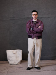 詳細画像:
TALONメタルジッパーとマジックテープエンブレムのディテール。フラップポケットやリブ編みの袖口、裾など、ミリタリーウェア特有のデザインが強調された画像。
モデル画像:
モデルがCWU-45Pフライトジャケットを着用し、ジーンズやカーゴパンツと組み合わせて、クラシックなミリタリースタイルを披露している画像。