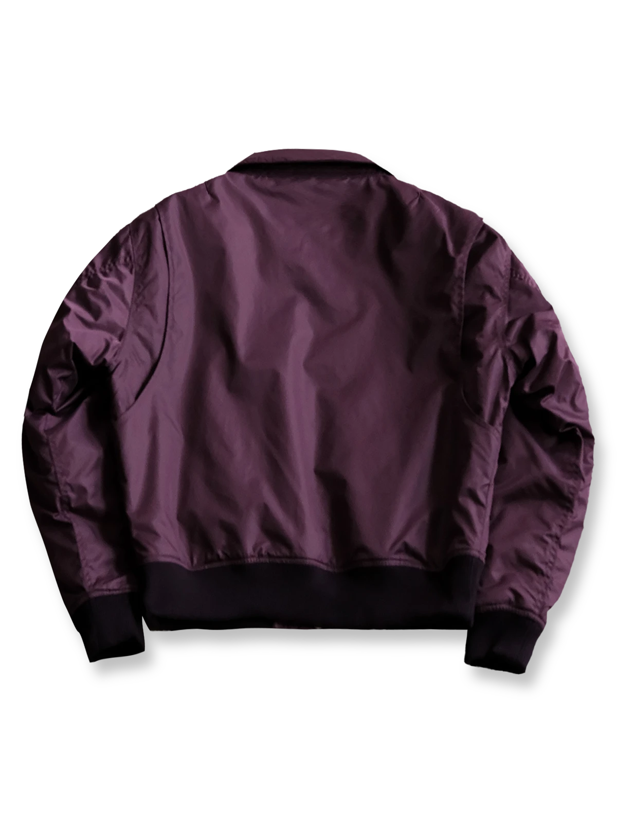 製品画像:
CWU-45Pフライトジャケットの全体展示。高密度ナイロン外層と厚手のキルティング綿を使用した、保温性と防風性に優れたクラシックなフライトジャケットの全体像。
詳細画像:
TALONメタルジッパーとマジックテープエンブレムのディテール。フラップポケットやリブ編みの袖口、裾など、ミリタリーウェア特有のデザインが強調された画像。