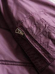 製品画像:
CWU-45Pフライトジャケットの全体展示。高密度ナイロン外層と厚手のキルティング綿を使用した、保温性と防風性に優れたクラシックなフライトジャケットの全体像。
詳細画像:
TALONメタルジッパーとマジックテープエンブレムのディテール。フラップポケットやリブ編みの袖口、裾など、ミリタリーウェア特有のデザインが強調された画像。