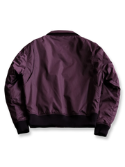 製品画像:
CWU-45Pフライトジャケットの全体展示。高密度ナイロン外層と厚手のキルティング綿を使用した、保温性と防風性に優れたクラシックなフライトジャケットの全体像。
詳細画像:
TALONメタルジッパーとマジックテープエンブレムのディテール。フラップポケットやリブ編みの袖口、裾など、ミリタリーウェア特有のデザインが強調された画像。