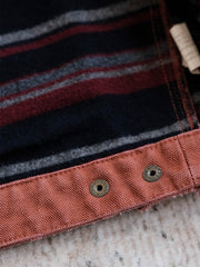 製品画像:
ヴィンテージダメージ加工パッチワークキャンバスジャケット全体展示。高密度の15oz定織キャンバス素材と日本製の厚手ウール裏地が、ヴィンテージ感とタフさを引き立てたジャケットの全体像。
詳細画像:
TALONジッパー、スナップボタン、及び水洗い加工のディテール。手作業での擦り加工とソルトフライが施されたディテールにより、ジャケットにユニークなヴィンテージ感を与えています。