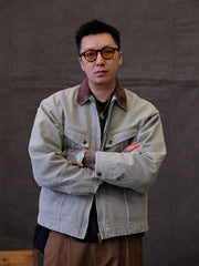 詳細画像:
TALONジッパー、スナップボタン、及び水洗い加工のディテール。多重水洗い加工と手作業のダメージ加工が施された、ヴィンテージ感が強調されたディテール。
モデル画像:
モデルがリバイバルキャンバスジャケットを着用し、カーゴパンツと合わせてアメリカンリバイバルスタイルを演出している画像。