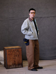 詳細画像:
TALONジッパー、スナップボタン、及び水洗い加工のディテール。多重水洗い加工と手作業のダメージ加工が施された、ヴィンテージ感が強調されたディテール。
モデル画像:
モデルがリバイバルキャンバスジャケットを着用し、カーゴパンツと合わせてアメリカンリバイバルスタイルを演出している画像。