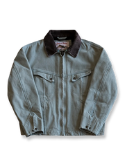 製品画像:
リバイバルダメージパッチワークキャンバスジャケット全体展示。15ozの定織キャンバスと日本製厚ウール裏地を使用し、ヴィンテージスタイルを引き立てるタフなキャンバスジャケットの全体像。
詳細画像:
TALONジッパー、スナップボタン、及び水洗い加工のディテール。多重水洗い加工と手作業のダメージ加工が施された、ヴィンテージ感が強調されたディテール。