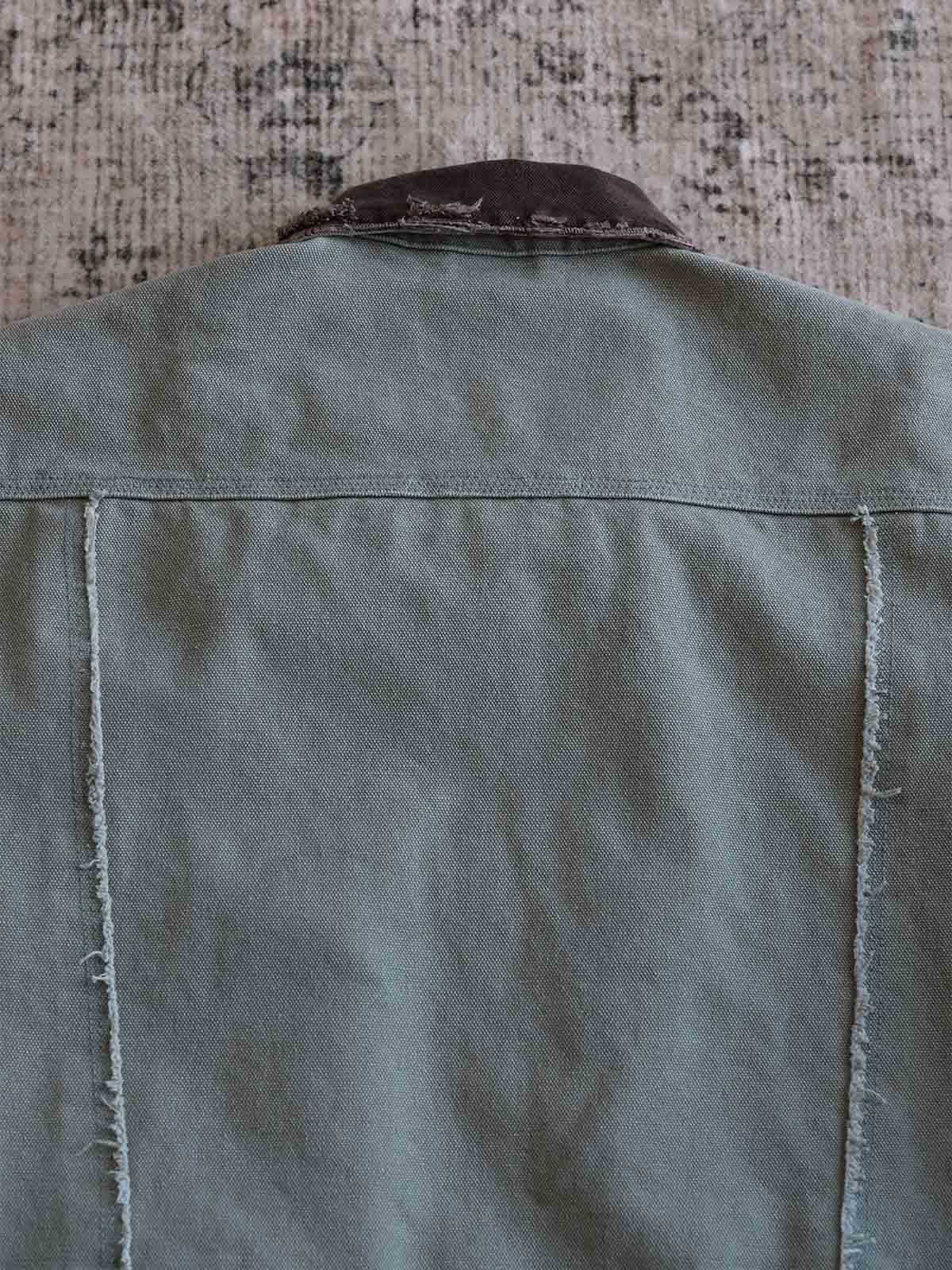 製品画像:
リバイバルダメージパッチワークキャンバスジャケット全体展示。15ozの定織キャンバスと日本製厚ウール裏地を使用し、ヴィンテージスタイルを引き立てるタフなキャンバスジャケットの全体像。
詳細画像:
TALONジッパー、スナップボタン、及び水洗い加工のディテール。多重水洗い加工と手作業のダメージ加工が施された、ヴィンテージ感が強調されたディテール。