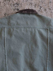 製品画像:
リバイバルダメージパッチワークキャンバスジャケット全体展示。15ozの定織キャンバスと日本製厚ウール裏地を使用し、ヴィンテージスタイルを引き立てるタフなキャンバスジャケットの全体像。
詳細画像:
TALONジッパー、スナップボタン、及び水洗い加工のディテール。多重水洗い加工と手作業のダメージ加工が施された、ヴィンテージ感が強調されたディテール。