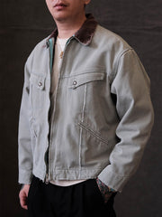 詳細画像:
TALONジッパー、スナップボタン、及び水洗い加工のディテール。多重水洗い加工と手作業のダメージ加工が施された、ヴィンテージ感が強調されたディテール。
モデル画像:
モデルがリバイバルキャンバスジャケットを着用し、カーゴパンツと合わせてアメリカンリバイバルスタイルを演出している画像。