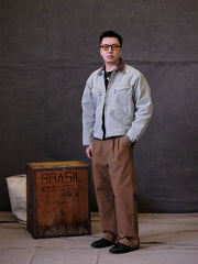 詳細画像:
TALONジッパー、スナップボタン、及び水洗い加工のディテール。多重水洗い加工と手作業のダメージ加工が施された、ヴィンテージ感が強調されたディテール。
モデル画像:
モデルがリバイバルキャンバスジャケットを着用し、カーゴパンツと合わせてアメリカンリバイバルスタイルを演出している画像。