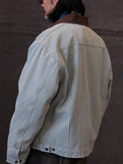 詳細画像:
TALONジッパー、スナップボタン、及び水洗い加工のディテール。多重水洗い加工と手作業のダメージ加工が施された、ヴィンテージ感が強調されたディテール。
モデル画像:
モデルがリバイバルキャンバスジャケットを着用し、カーゴパンツと合わせてアメリカンリバイバルスタイルを演出している画像。