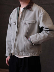 詳細画像:
TALONジッパー、スナップボタン、及び水洗い加工のディテール。多重水洗い加工と手作業のダメージ加工が施された、ヴィンテージ感が強調されたディテール。
モデル画像:
モデルがリバイバルキャンバスジャケットを着用し、カーゴパンツと合わせてアメリカンリバイバルスタイルを演出している画像。