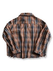 製品画像:
ウォッシュドダメージチェック柄長袖シャツ全体展示。高品質な純コットン生地と酵素洗い加工による自然なヴィンテージ感が引き立てられたチェック柄シャツの全体像。
詳細画像:
ダメージ加工とチェック柄のディテール。手作業で施されたダメージデザインと、チェック柄のテクスチャーが際立つディテール。