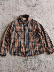 製品画像:
ウォッシュドダメージチェック柄長袖シャツ全体展示。高品質な純コットン生地と酵素洗い加工による自然なヴィンテージ感が引き立てられたチェック柄シャツの全体像。
詳細画像:
ダメージ加工とチェック柄のディテール。手作業で施されたダメージデザインと、チェック柄のテクスチャーが際立つディテール。