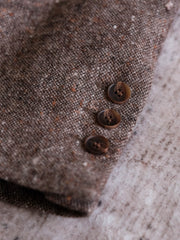 製品画像:
リバイバルカラードットウールツイードスーツジャケット全体展示。530gウールツイード生地とカラードットデザインで、1930年代のクラシックスタイルを現代的に再現したスーツジャケットの全体像。
詳細画像:
ツイード模様とカラードットデザインのディテール。リバイバル感を強調するために精緻なテクスチャーとカスタムボタンが施されたディテール。