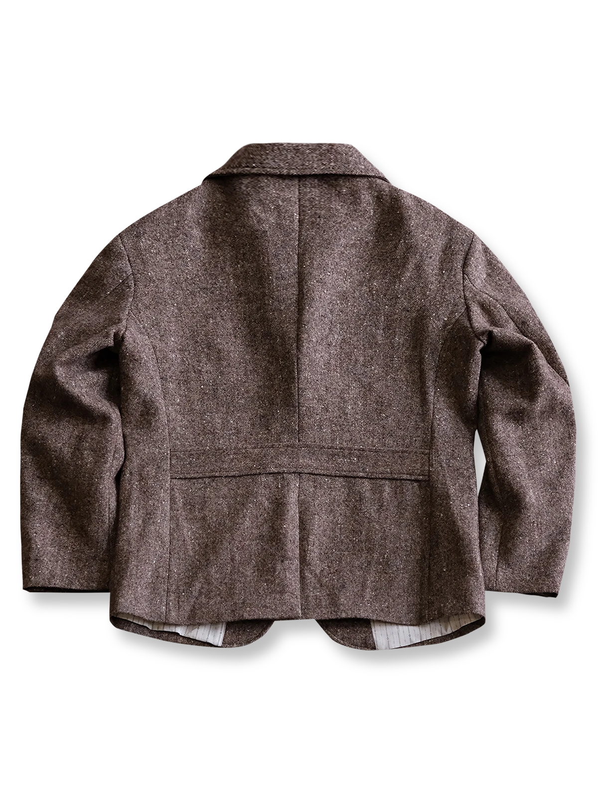 製品画像:
リバイバルカラードットウールツイードスーツジャケット全体展示。530gウールツイード生地とカラードットデザインで、1930年代のクラシックスタイルを現代的に再現したスーツジャケットの全体像。
詳細画像:
ツイード模様とカラードットデザインのディテール。リバイバル感を強調するために精緻なテクスチャーとカスタムボタンが施されたディテール。