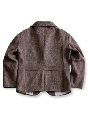 製品画像:
リバイバルカラードットウールツイードスーツジャケット全体展示。530gウールツイード生地とカラードットデザインで、1930年代のクラシックスタイルを現代的に再現したスーツジャケットの全体像。
詳細画像:
ツイード模様とカラードットデザインのディテール。リバイバル感を強調するために精緻なテクスチャーとカスタムボタンが施されたディテール。