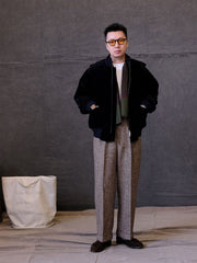 詳細画像:
ウールツイード生地とカラードットディテールのクローズアップ。細かなカラードットとテクスチャーが強調され、ヴィンテージスタイルの視覚効果を引き出しているディテール。
モデル画像:
モデルがヴィンテージウールツイードスラックスを着用し、スーツジャケットやウールジャケットとのコーディネートでアメリカンフォーマルスタイルを披露している画像。