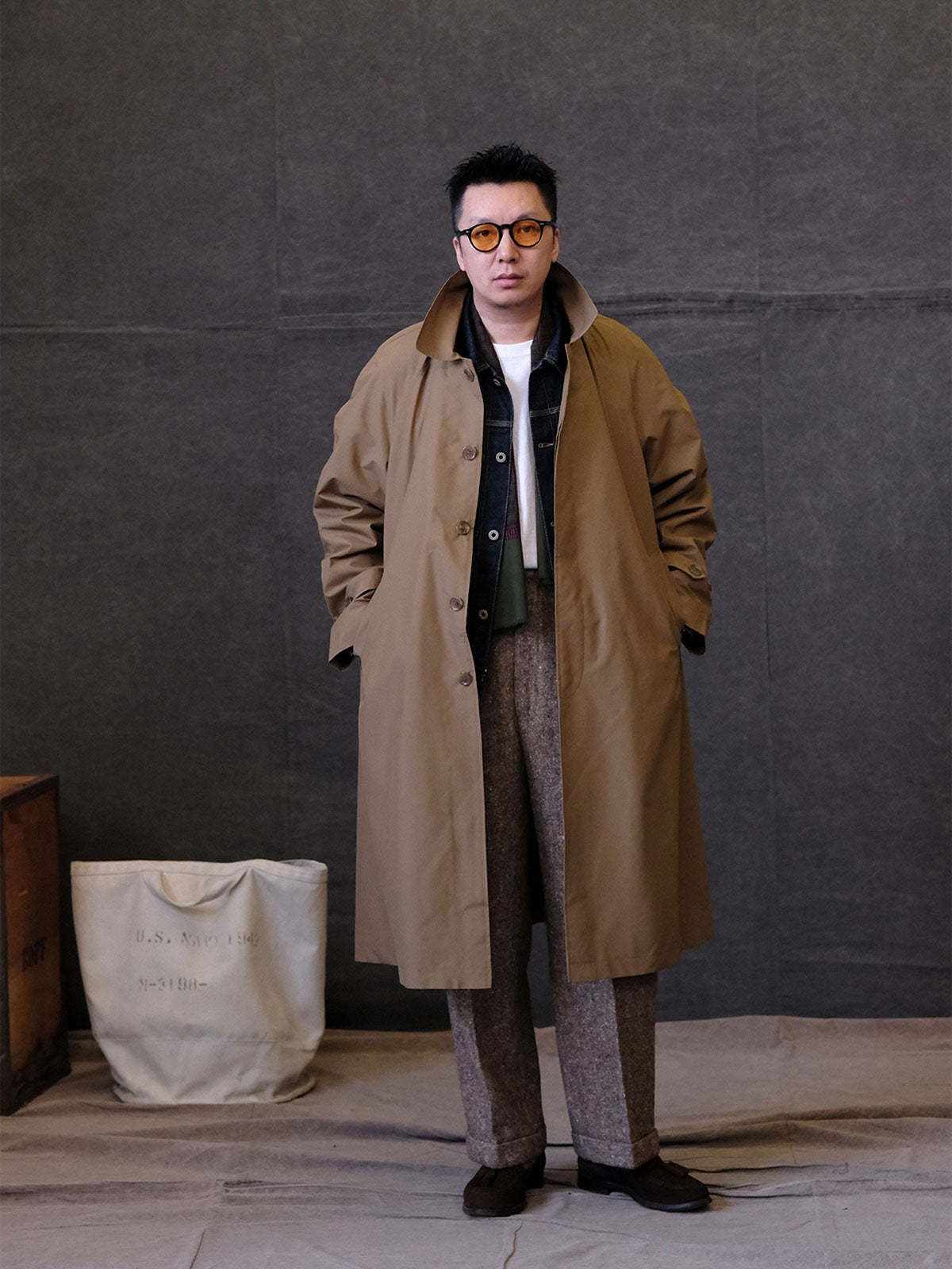 詳細画像:
ウールツイード生地とカラードットディテールのクローズアップ。細かなカラードットとテクスチャーが強調され、ヴィンテージスタイルの視覚効果を引き出しているディテール。
モデル画像:
モデルがヴィンテージウールツイードスラックスを着用し、スーツジャケットやウールジャケットとのコーディネートでアメリカンフォーマルスタイルを披露している画像。