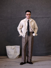 詳細画像:
ウールツイード生地とカラードットディテールのクローズアップ。細かなカラードットとテクスチャーが強調され、ヴィンテージスタイルの視覚効果を引き出しているディテール。
モデル画像:
モデルがヴィンテージウールツイードスラックスを着用し、スーツジャケットやウールジャケットとのコーディネートでアメリカンフォーマルスタイルを披露している画像。