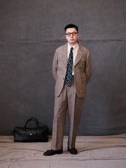 詳細画像:
ウールツイード生地とカラードットディテールのクローズアップ。細かなカラードットとテクスチャーが強調され、ヴィンテージスタイルの視覚効果を引き出しているディテール。
モデル画像:
モデルがヴィンテージウールツイードスラックスを着用し、スーツジャケットやウールジャケットとのコーディネートでアメリカンフォーマルスタイルを披露している画像。