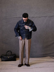 詳細画像:
ウールツイード生地とカラードットディテールのクローズアップ。細かなカラードットとテクスチャーが強調され、ヴィンテージスタイルの視覚効果を引き出しているディテール。
モデル画像:
モデルがヴィンテージウールツイードスラックスを着用し、スーツジャケットやウールジャケットとのコーディネートでアメリカンフォーマルスタイルを披露している画像。