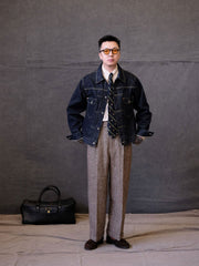 詳細画像:
ウールツイード生地とカラードットディテールのクローズアップ。細かなカラードットとテクスチャーが強調され、ヴィンテージスタイルの視覚効果を引き出しているディテール。
モデル画像:
モデルがヴィンテージウールツイードスラックスを着用し、スーツジャケットやウールジャケットとのコーディネートでアメリカンフォーマルスタイルを披露している画像。