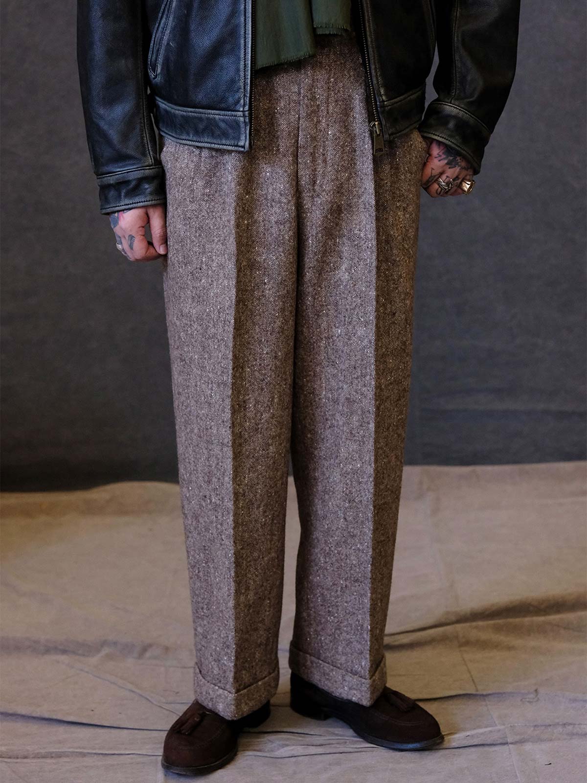 詳細画像:
ウールツイード生地とカラードットディテールのクローズアップ。細かなカラードットとテクスチャーが強調され、ヴィンテージスタイルの視覚効果を引き出しているディテール。
モデル画像:
モデルがヴィンテージウールツイードスラックスを着用し、スーツジャケットやウールジャケットとのコーディネートでアメリカンフォーマルスタイルを披露している画像。