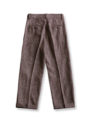 製品画像:
ヴィンテージカラードットウールツイードスラックス全景展示。530g純ウールツイード素材を使用し、1930年代のアメリカンフォーマルスタイルを表現したヴィンテージ感あふれるスラックスの全体像。
詳細画像:
ウールツイード生地とカラードットディテールのクローズアップ。細かなカラードットとテクスチャーが強調され、ヴィンテージスタイルの視覚効果を引き出しているディテール。