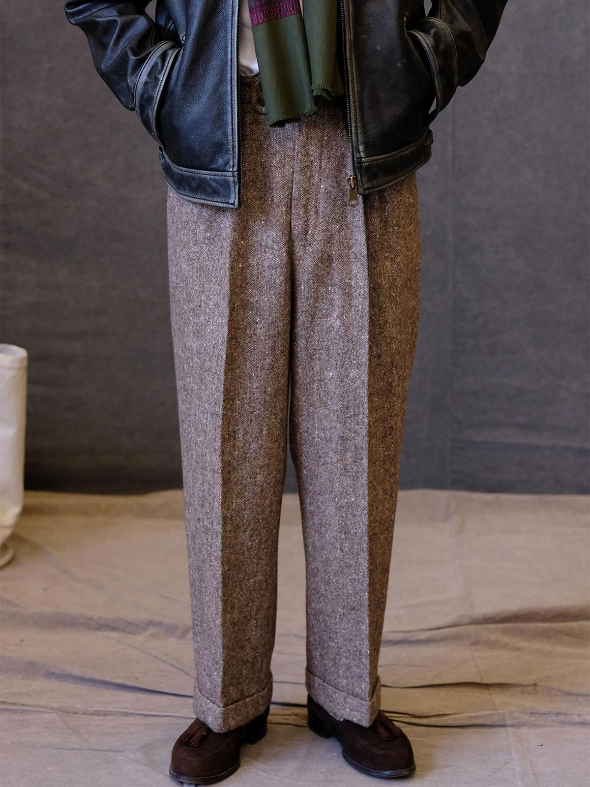 詳細画像:
ウールツイード生地とカラードットディテールのクローズアップ。細かなカラードットとテクスチャーが強調され、ヴィンテージスタイルの視覚効果を引き出しているディテール。
モデル画像:
モデルがヴィンテージウールツイードスラックスを着用し、スーツジャケットやウールジャケットとのコーディネートでアメリカンフォーマルスタイルを披露している画像。