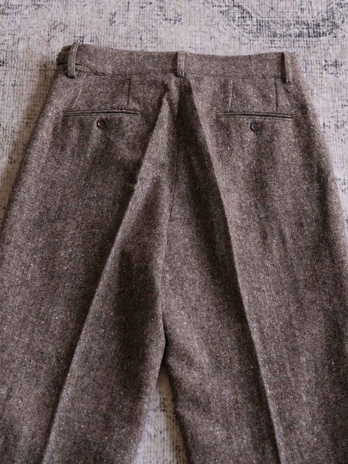 製品画像:
ヴィンテージカラードットウールツイードスラックス全景展示。530g純ウールツイード素材を使用し、1930年代のアメリカンフォーマルスタイルを表現したヴィンテージ感あふれるスラックスの全体像。
詳細画像:
ウールツイード生地とカラードットディテールのクローズアップ。細かなカラードットとテクスチャーが強調され、ヴィンテージスタイルの視覚効果を引き出しているディテール。