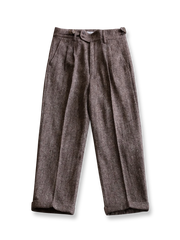 製品画像:
ヴィンテージカラードットウールツイードスラックス全景展示。530g純ウールツイード素材を使用し、1930年代のアメリカンフォーマルスタイルを表現したヴィンテージ感あふれるスラックスの全体像。
詳細画像:
ウールツイード生地とカラードットディテールのクローズアップ。細かなカラードットとテクスチャーが強調され、ヴィンテージスタイルの視覚効果を引き出しているディテール。