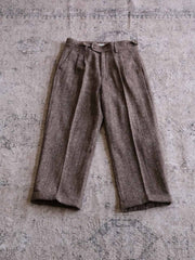 製品画像:
ヴィンテージカラードットウールツイードスラックス全景展示。530g純ウールツイード素材を使用し、1930年代のアメリカンフォーマルスタイルを表現したヴィンテージ感あふれるスラックスの全体像。
詳細画像:
ウールツイード生地とカラードットディテールのクローズアップ。細かなカラードットとテクスチャーが強調され、ヴィンテージスタイルの視覚効果を引き出しているディテール。