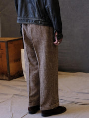 詳細画像:
ウールツイード生地とカラードットディテールのクローズアップ。細かなカラードットとテクスチャーが強調され、ヴィンテージスタイルの視覚効果を引き出しているディテール。
モデル画像:
モデルがヴィンテージウールツイードスラックスを着用し、スーツジャケットやウールジャケットとのコーディネートでアメリカンフォーマルスタイルを披露している画像。