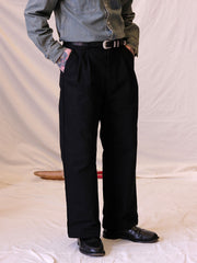 詳細画像:
エッチング加工された真鍮バックルのディテール。精緻な彫刻が施された立体感のあるバックルが、ヴィンテージスタイルの魅力を引き立てるディテール。
モデル画像:
モデルがヴィンテージキャバルリーベルトを着用し、デニムやカーゴパンツと合わせて、アメリカンウェスタンスタイルを披露している画像。