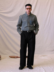 詳細画像:
エッチング加工された真鍮バックルのディテール。精緻な彫刻が施された立体感のあるバックルが、ヴィンテージスタイルの魅力を引き立てるディテール。
モデル画像:
モデルがヴィンテージキャバルリーベルトを着用し、デニムやカーゴパンツと合わせて、アメリカンウェスタンスタイルを披露している画像。