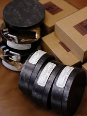 製品画像:
ヴィンテージキャバルリー インポートレザーベルト全景展示。アメリカンウェスタンスタイルにインスパイアされたインポートレザー素材のベルトで、タフでレトロなヴィンテージ感が表現された全体像。
詳細画像:
エッチング加工された真鍮バックルのディテール。精緻な彫刻が施された立体感のあるバックルが、ヴィンテージスタイルの魅力を引き立てるディテール。