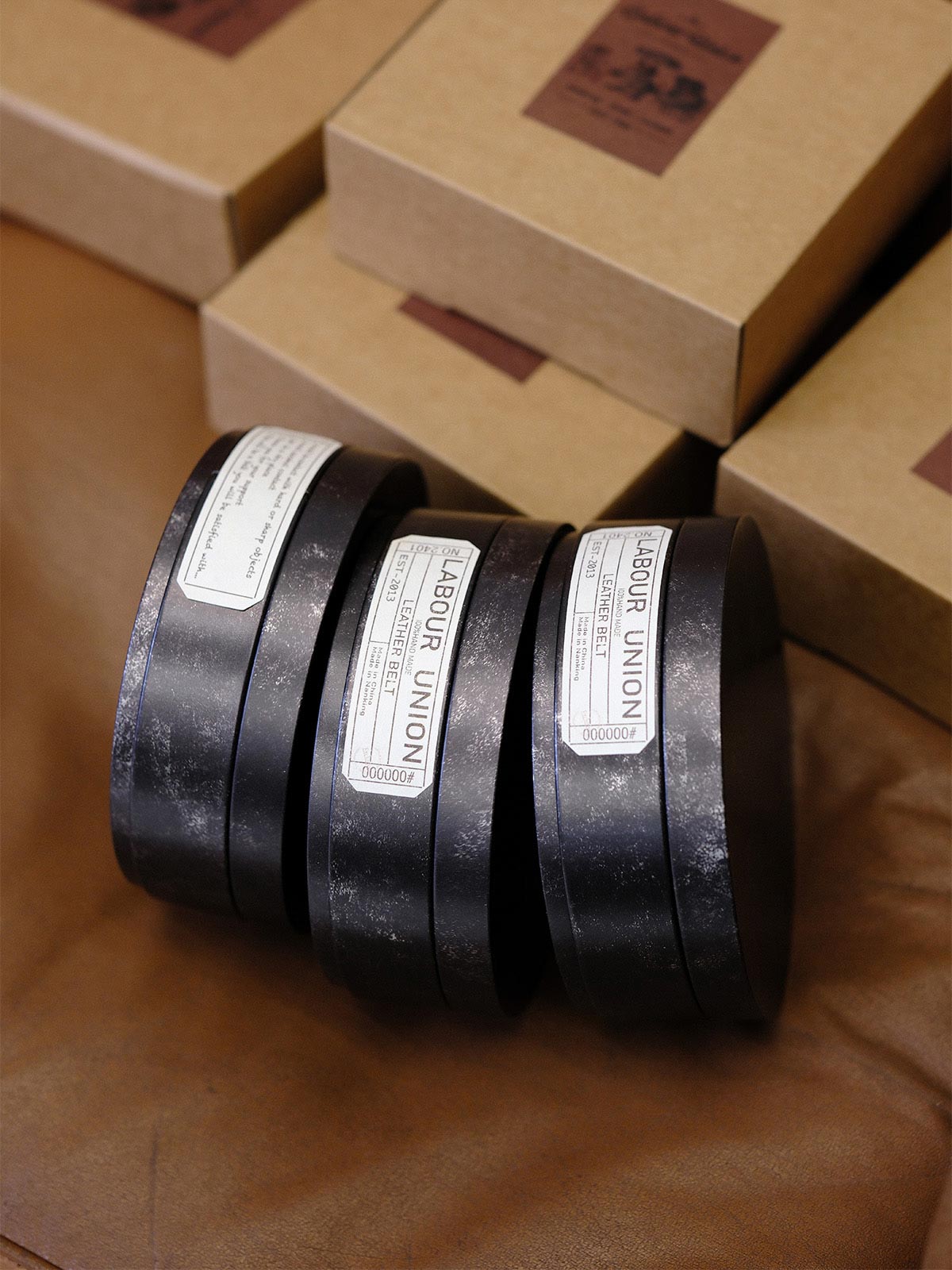 製品画像:
ヴィンテージキャバルリー インポートレザーベルト全景展示。アメリカンウェスタンスタイルにインスパイアされたインポートレザー素材のベルトで、タフでレトロなヴィンテージ感が表現された全体像。
詳細画像:
エッチング加工された真鍮バックルのディテール。精緻な彫刻が施された立体感のあるバックルが、ヴィンテージスタイルの魅力を引き立てるディテール。