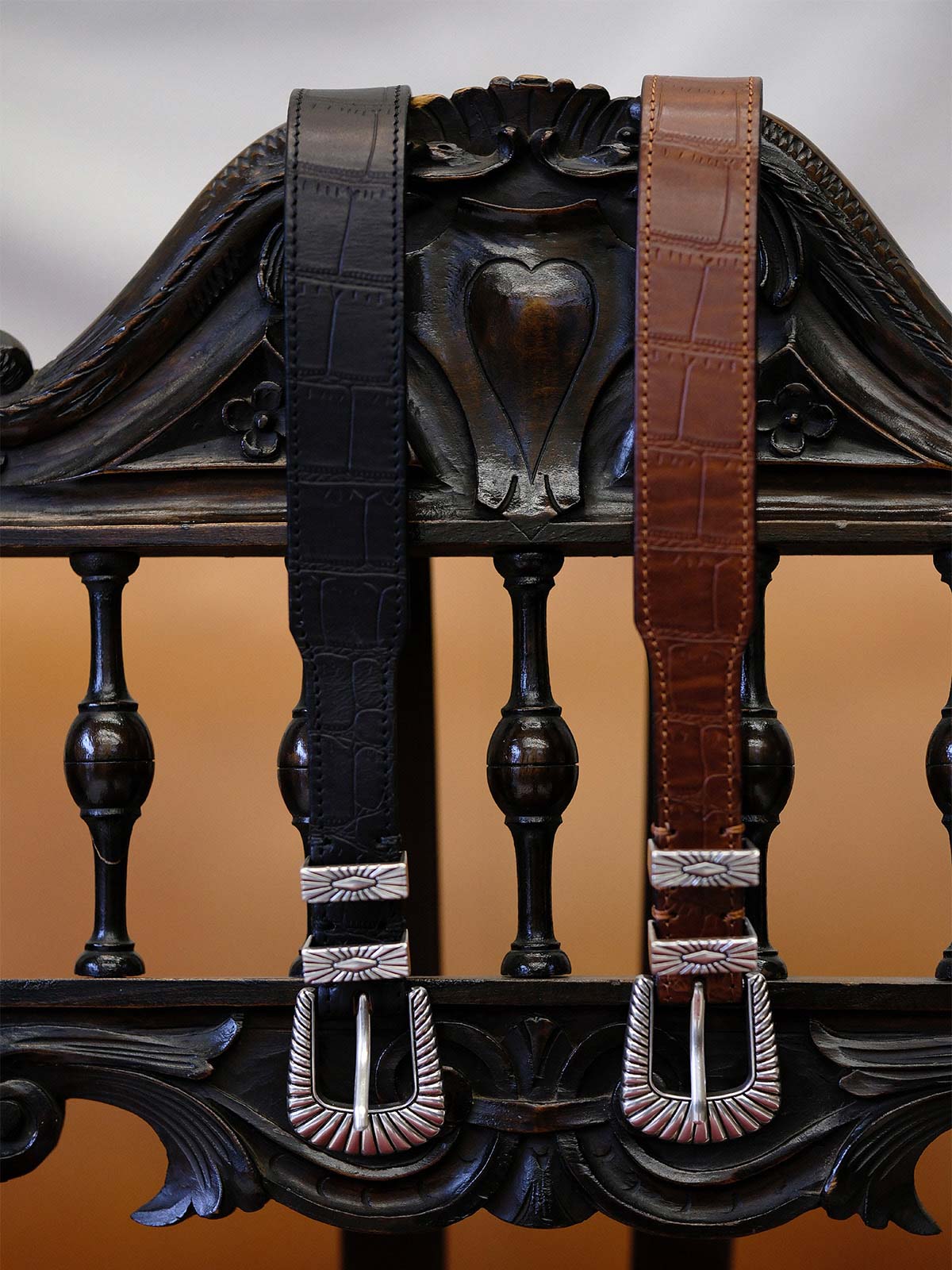 製品画像:
ヴィンテージキャバルリー インポートレザーベルト全景展示。アメリカンウェスタンスタイルにインスパイアされたインポートレザー素材のベルトで、タフでレトロなヴィンテージ感が表現された全体像。
詳細画像:
エッチング加工された真鍮バックルのディテール。精緻な彫刻が施された立体感のあるバックルが、ヴィンテージスタイルの魅力を引き立てるディテール。