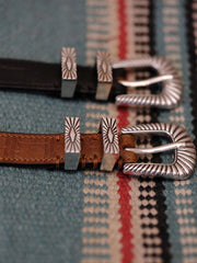 製品画像:
ヴィンテージキャバルリー インポートレザーベルト全景展示。アメリカンウェスタンスタイルにインスパイアされたインポートレザー素材のベルトで、タフでレトロなヴィンテージ感が表現された全体像。
詳細画像:
エッチング加工された真鍮バックルのディテール。精緻な彫刻が施された立体感のあるバックルが、ヴィンテージスタイルの魅力を引き立てるディテール。