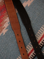 製品画像:
ヴィンテージキャバルリー インポートレザーベルト全景展示。アメリカンウェスタンスタイルにインスパイアされたインポートレザー素材のベルトで、タフでレトロなヴィンテージ感が表現された全体像。
詳細画像:
エッチング加工された真鍮バックルのディテール。精緻な彫刻が施された立体感のあるバックルが、ヴィンテージスタイルの魅力を引き立てるディテール。