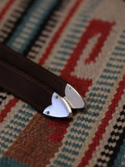 製品画像:
ヴィンテージキャバルリー インポートレザーベルト全景展示。アメリカンウェスタンスタイルにインスパイアされたインポートレザー素材のベルトで、タフでレトロなヴィンテージ感が表現された全体像。
詳細画像:
エッチング加工された真鍮バックルのディテール。精緻な彫刻が施された立体感のあるバックルが、ヴィンテージスタイルの魅力を引き立てるディテール。