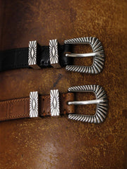 製品画像:
ヴィンテージキャバルリー インポートレザーベルト全景展示。アメリカンウェスタンスタイルにインスパイアされたインポートレザー素材のベルトで、タフでレトロなヴィンテージ感が表現された全体像。
詳細画像:
エッチング加工された真鍮バックルのディテール。精緻な彫刻が施された立体感のあるバックルが、ヴィンテージスタイルの魅力を引き立てるディテール。