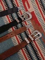 製品画像:
ヴィンテージキャバルリー インポートレザーベルト全景展示。アメリカンウェスタンスタイルにインスパイアされたインポートレザー素材のベルトで、タフでレトロなヴィンテージ感が表現された全体像。
詳細画像:
エッチング加工された真鍮バックルのディテール。精緻な彫刻が施された立体感のあるバックルが、ヴィンテージスタイルの魅力を引き立てるディテール。