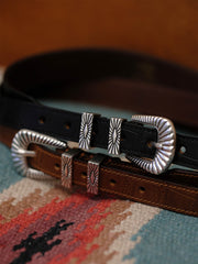 製品画像:
ヴィンテージキャバルリー インポートレザーベルト全景展示。アメリカンウェスタンスタイルにインスパイアされたインポートレザー素材のベルトで、タフでレトロなヴィンテージ感が表現された全体像。
詳細画像:
エッチング加工された真鍮バックルのディテール。精緻な彫刻が施された立体感のあるバックルが、ヴィンテージスタイルの魅力を引き立てるディテール。