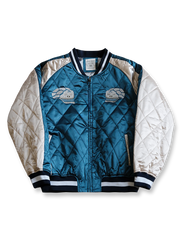 製品画像:
スカジョンスタイル刺繍キルティングジャケット全体展示。1960年代のヨコスカスタイルをインスパイアした、光沢感のあるサテン生地と精緻な刺繍デザインが特徴的なヴィンテージ感溢れるジャケットの全体像。
詳細画像:
精緻な刺繍と光沢サテン生地のディテール。大面積の刺繍デザインと鮮やかな色合いが、ジャケットに強い視覚的インパクトを与えるディテール。