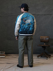 詳細画像:
精緻な刺繍と光沢サテン生地のディテール。大面積の刺繍デザインと鮮やかな色合いが、ジャケットに強い視覚的インパクトを与えるディテール。
モデル画像:
モデルがスカジョンジャケットを着用し、ジーンズやカーゴパンツと合わせて、クラシックなヴィンテージスタイルを披露している画像。