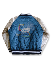 製品画像:
スカジョンスタイル刺繍キルティングジャケット全体展示。1960年代のヨコスカスタイルをインスパイアした、光沢感のあるサテン生地と精緻な刺繍デザインが特徴的なヴィンテージ感溢れるジャケットの全体像。
詳細画像:
精緻な刺繍と光沢サテン生地のディテール。大面積の刺繍デザインと鮮やかな色合いが、ジャケットに強い視覚的インパクトを与えるディテール。