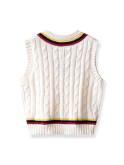 製品画像:
アカデミックスタイルVネック クリケットニットベストの全体展示。クラシックなツイスト編みとストライプデザインが特徴的な、100%ウール素材を使用したVネックデザインのニットベスト。
詳細画像:
ツイスト編みの編み目とカラーコンビネーションストライプのディテール。Vネックとストライプデザインが加える視覚的なレイヤード感を強調した画像。