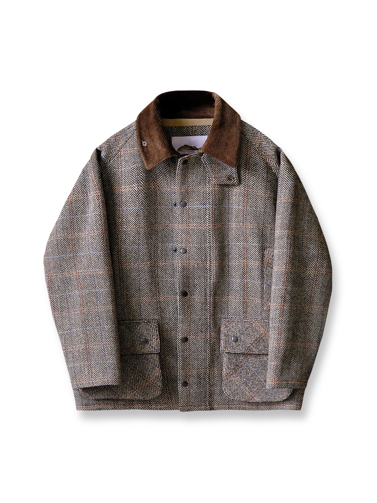 製品画像:
ヴィンテージウールハンティングジャケット全体展示。クラシックなハンティングスタイルを基に、ウールツイード素材とコーデュロイ襟を採用した、ヴィンテージ感と実用性を兼ね備えたジャケットの全体像。
詳細画像:
コーデュロイ襟とフラップポケットのディテール。補強ステッチやフィッシュボーンパターンのコットンライニングなど、耐久性と快適性を強調したディテール画像。