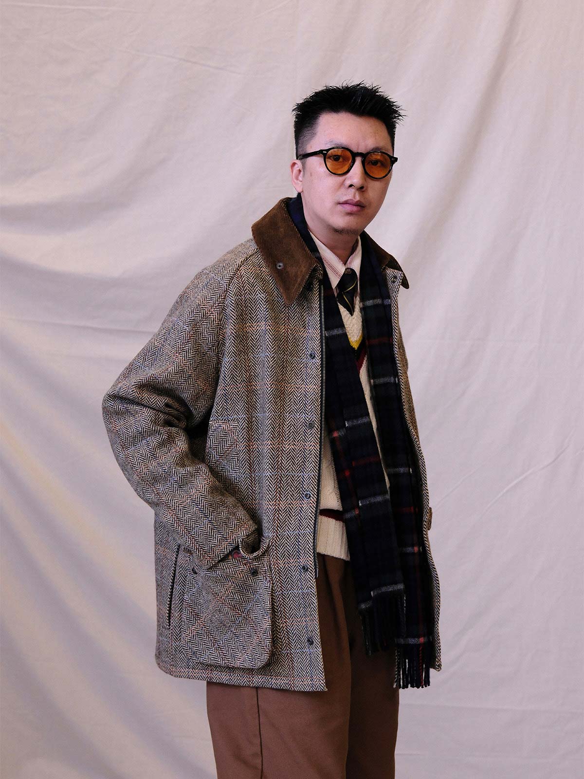 詳細画像:
コーデュロイ襟とフラップポケットのディテール。補強ステッチやフィッシュボーンパターンのコットンライニングなど、耐久性と快適性を強調したディテール画像。
モデル画像:
モデルがヴィンテージウールハンティングジャケットを着用し、ジーンズやカーゴパンツと組み合わせて、ヴィンテージアウトドアスタイルを披露している画像。