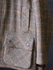 製品画像:
ヴィンテージウールハンティングジャケット全体展示。クラシックなハンティングスタイルを基に、ウールツイード素材とコーデュロイ襟を採用した、ヴィンテージ感と実用性を兼ね備えたジャケットの全体像。
詳細画像:
コーデュロイ襟とフラップポケットのディテール。補強ステッチやフィッシュボーンパターンのコットンライニングなど、耐久性と快適性を強調したディテール画像。